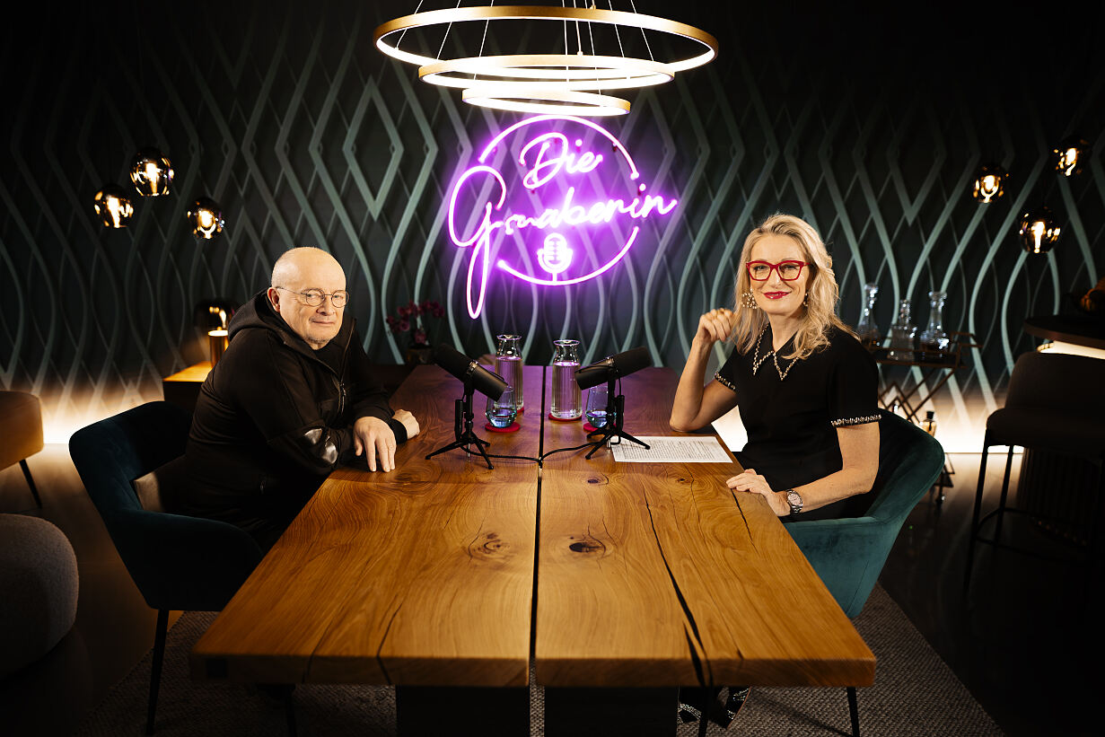 Die Gruaberin und Bernhard Heinzlmaier am Interviewtisch